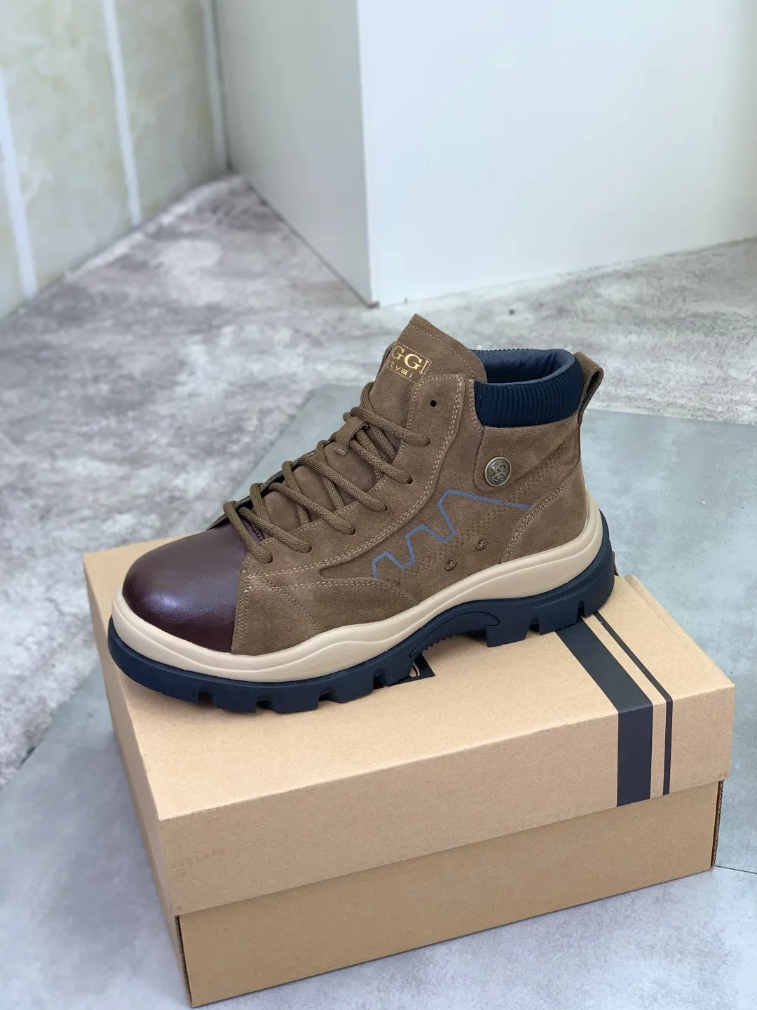 Men's men's shoes 💰P620 New arrival 🆕🆕🆕 IUGGI men's British retro Martin boots Winter new men's outdoor hiking boots First layer of cowhide on the outside and wool on the inside Comfortable and warm sole Rubber outsole Non-slip and firm Trendy and fashionable Casual and versatile Size: 39-44 Three colors A6869